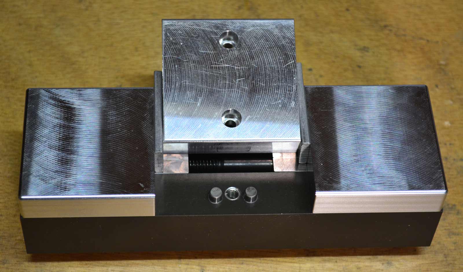 Double station vise chip sheilding